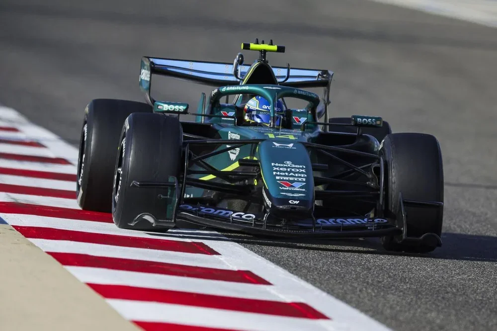 Aero active mode off, 14 ALONSO Fernando (spa), Aston Martin F1 Team AMR26, action during the Formula 1 Aramco pre-season testing 2026 of the 2026 FIA Formula One World Championship from February 18 to 20, 2026 on the Bahrain International Circuit, in Sakhir, Bahrain - Photo Florent Gooden / DPPI AFP7 19/02/2026 ONLY FOR USE IN SPAIN