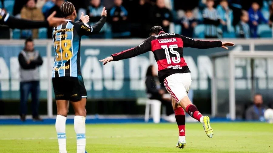 Carrascal comemora gol do Flamengo sobre o Grêmio